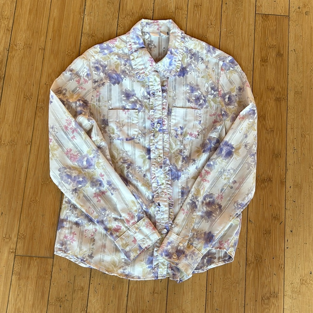 Floral ruffled collar. Buttons, not snaps